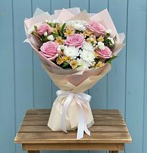 Букет цветов из:  Гвоздики, Орхидеи и Розы в Кумыше