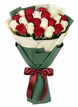Букет Микс из красных и белых роз в Кумыше