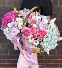 Цветочная композиция из Розы, Хризантемы, Пионы и Лизиантусы в корзине в Кумыше