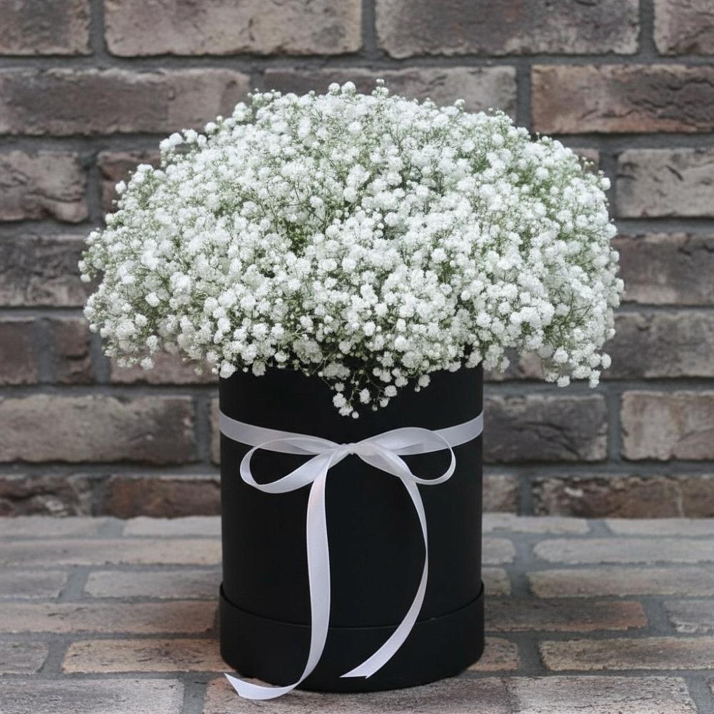 Цветочная композиция из Гипсофила в шляпной коробке в Кумыше