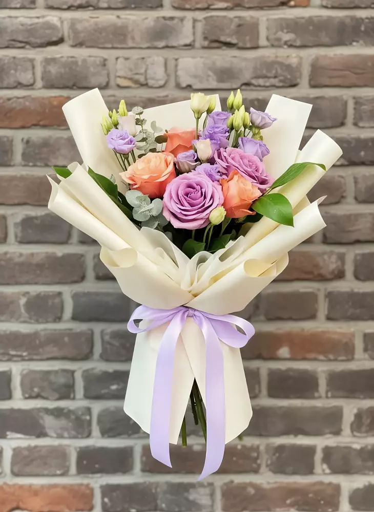 Букет цветов из: Лизиантусы и Розы в Кумыше