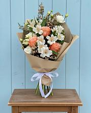 Букет цветов из:  Альстромерии, Лизиантусы, Розы и Хризантемы в Кумыше