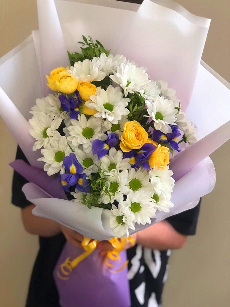 Букет цветов из: Ирисы, Хризантемы и Розы в Кумыше
