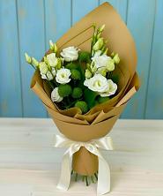 Букет цветов из:  Хризантемы и Лизиантусы в Кумыше