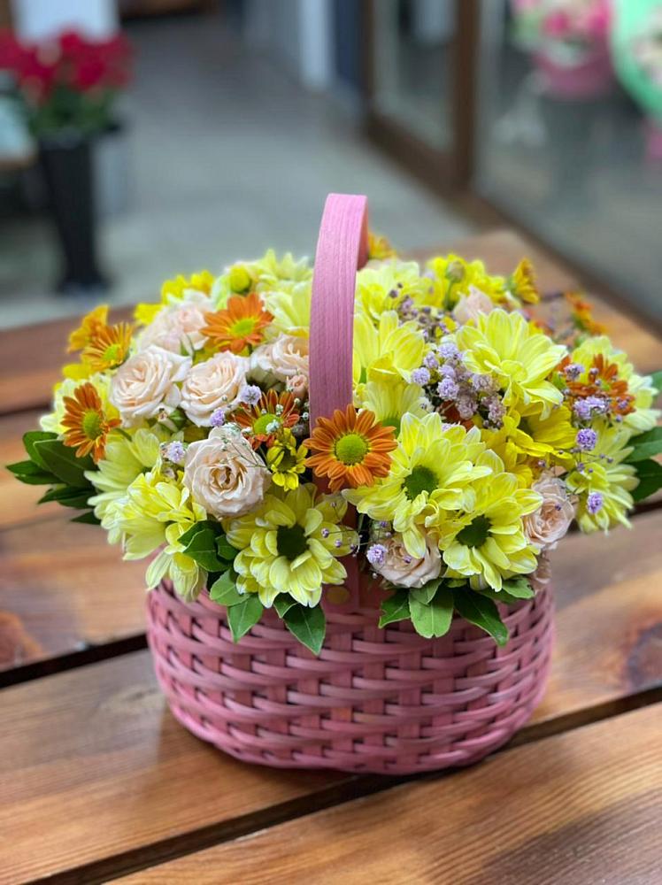 Цветочная композиция из Хризантемы и Розы в корзине в Кумыше