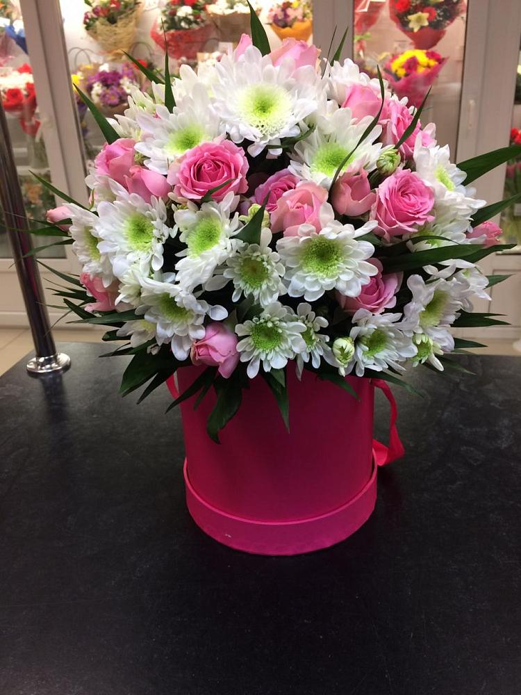 Цветочная композиция из Розы и Хризантемы в шляпной коробке в Кумыше