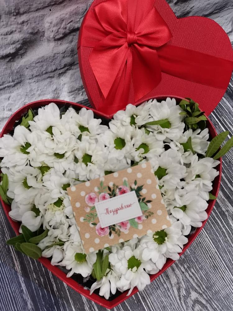 Цветочная композиция из Хризантемы в виде сердца в Кумыше