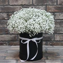 Цветочная композиция из Гипсофила в шляпной коробке в Кумыше