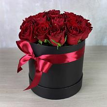 Цветочная композиция из Розы в шляпной коробке в Кумыше