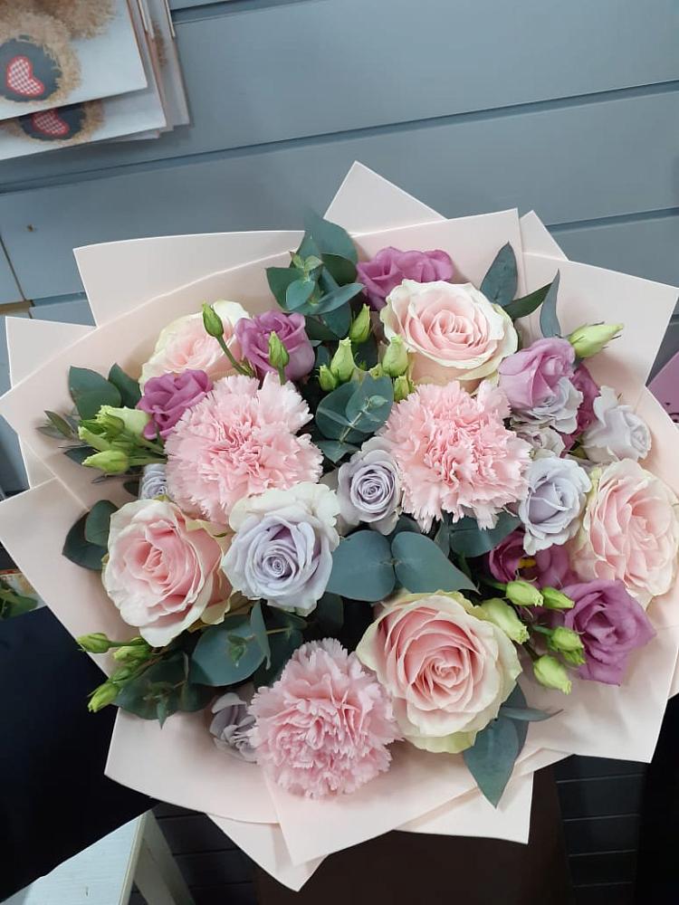 Букет цветов из: Розы, Гвоздики и Лизиантусы в Кумыше