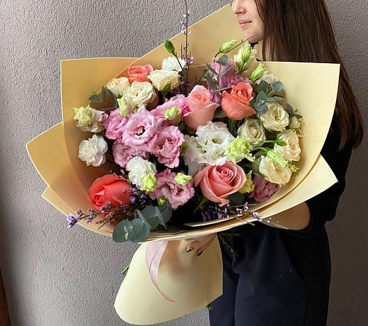 Букет цветов из: Розы, Лизиантусы и Гвоздики в Кумыше