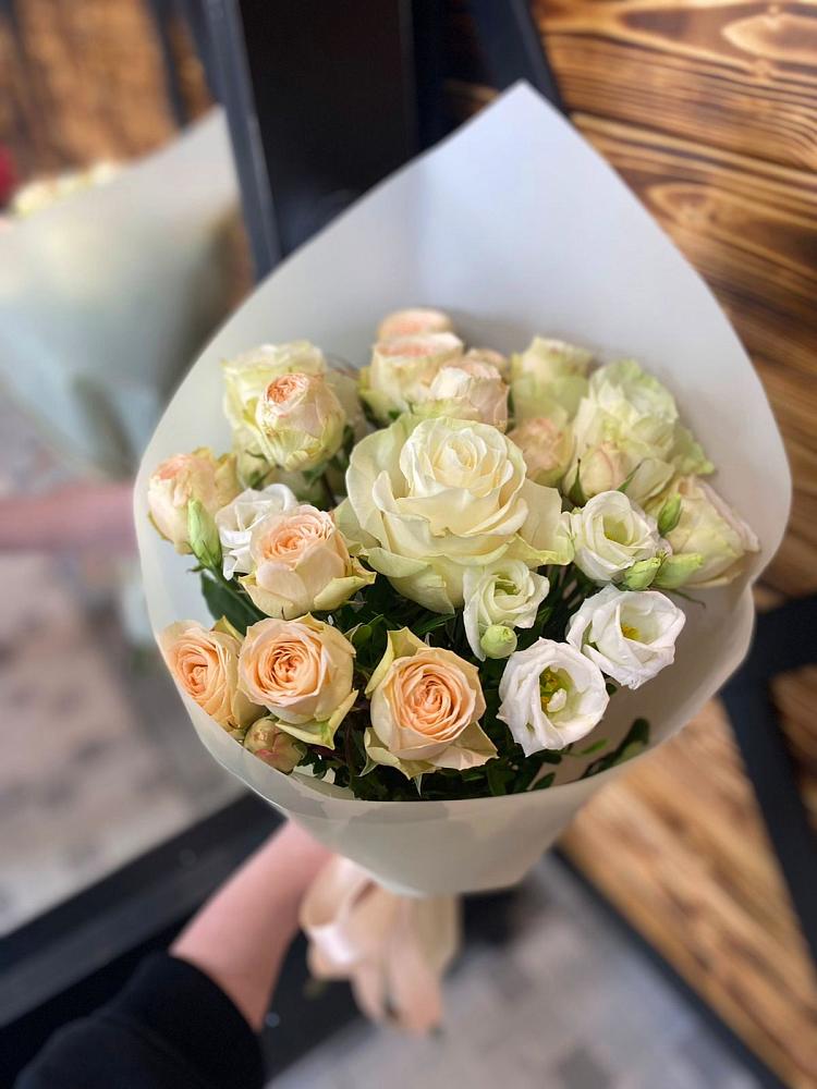 Букет цветов из: Розы и Лизиантусы в Кумыше