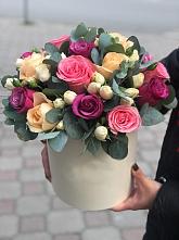 Цветочная композиция из Розы в шляпной коробке в Кумыше